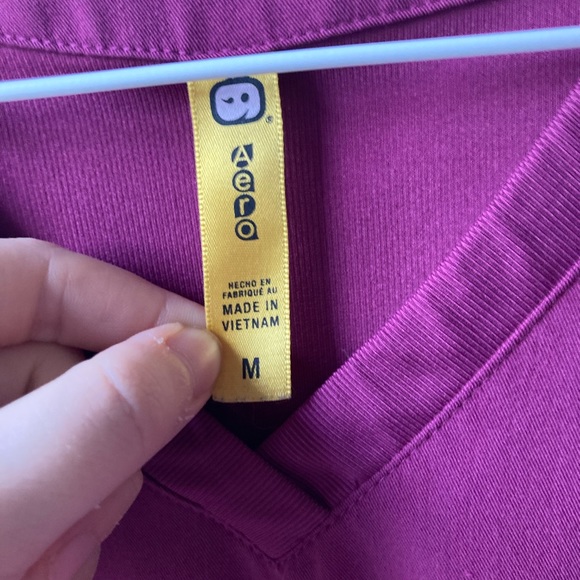 Woman’s maroon WonderWink scrub top size M - Picture 3 of 3